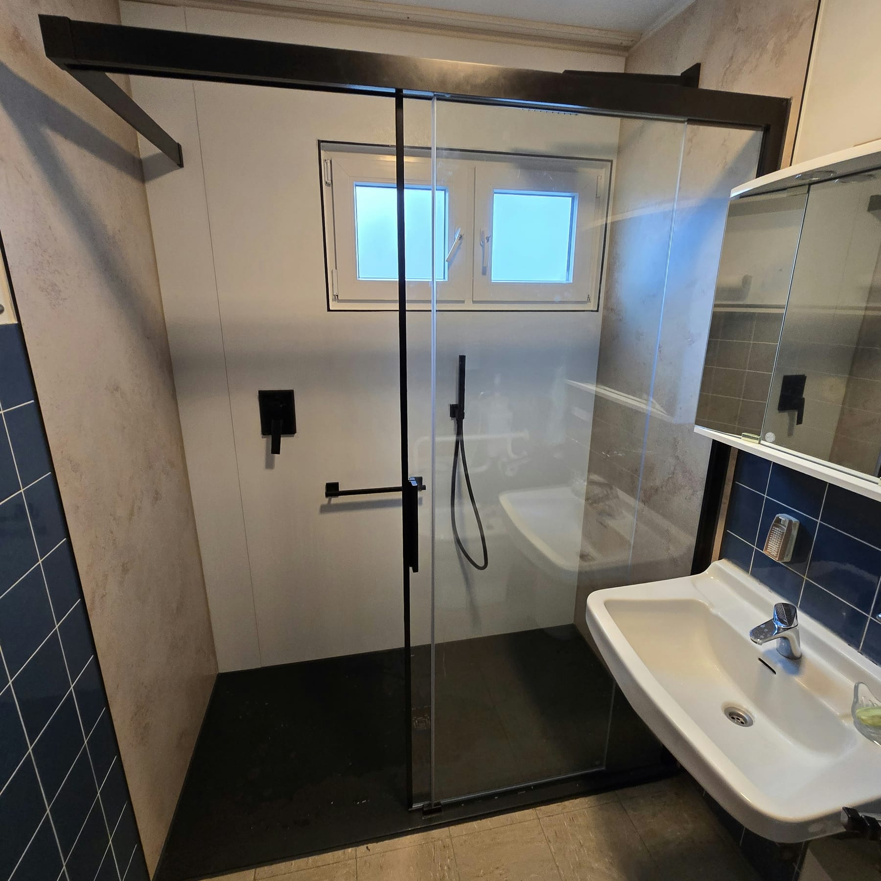 Duschtausch: barrierefrei und fugenlos- Wanne raus, Walk-in-Dusche rein – ausgeführt von der Badwerkstatt