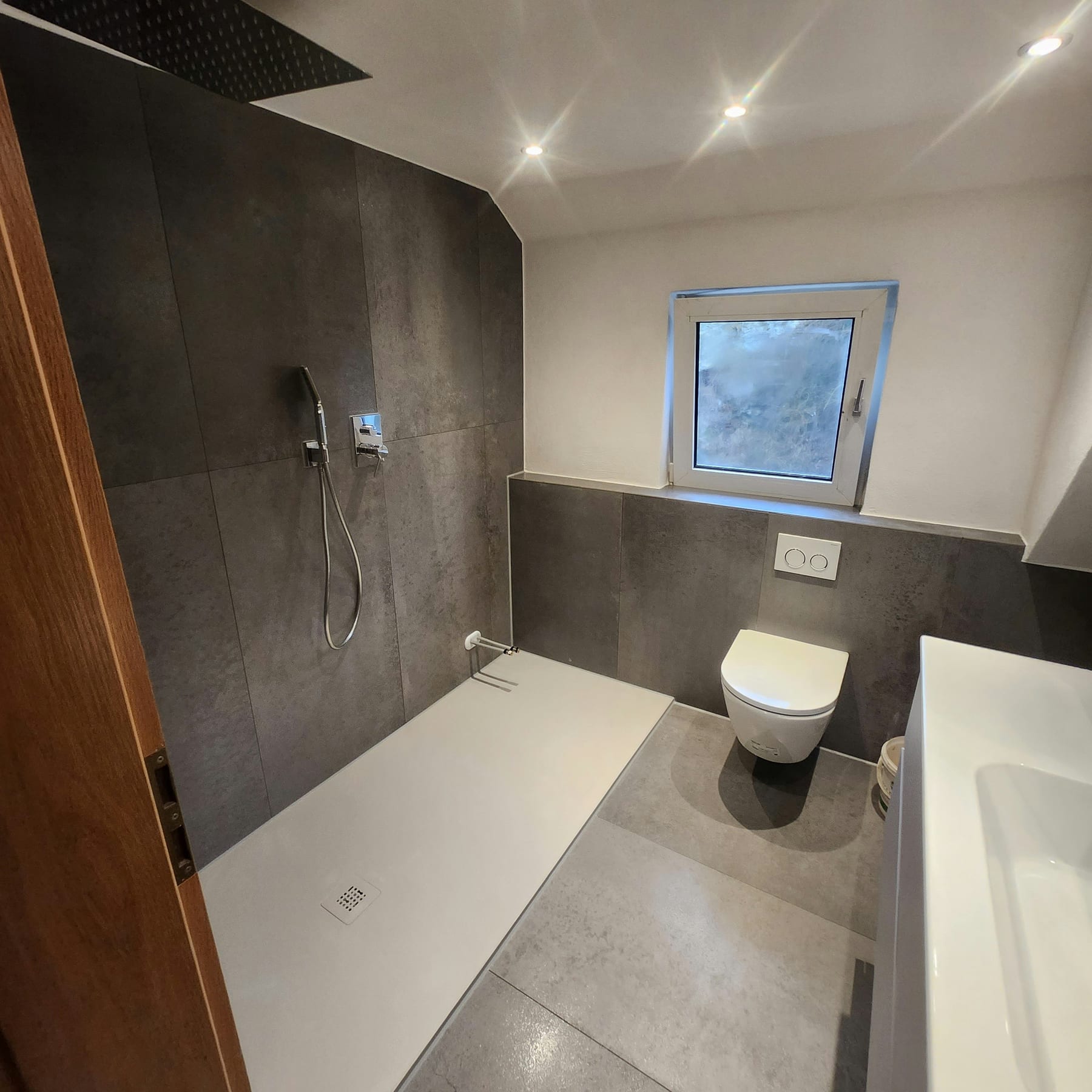 Komplettbad im Dachgeschoss – aus Wanne wird Walk-in-Dusche – ausgeführt von der Badwerkstatt